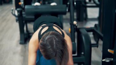 kadının bacak ve kalça kasları içinde jimnastik salonu için egzersizler yapması