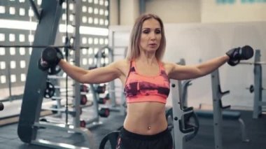 Genç kadının spor salonunda egzersiz egzersiz yapması yerleştirmek