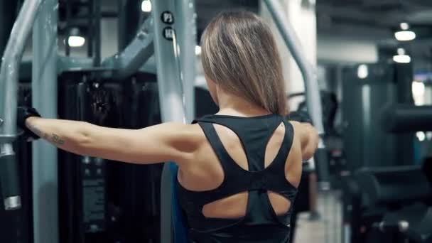 Mujer en forma joven haciendo ejercicio en el gimnasio — Vídeos de Stock