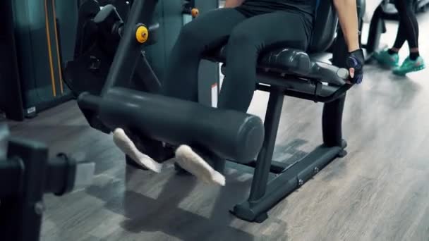 Junge, fitte Frau beim Workout im Fitnessstudio — Stockvideo