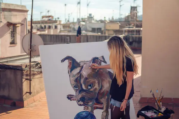 Fiatal nő festék művész rajz otthon tető — Stock Fotó