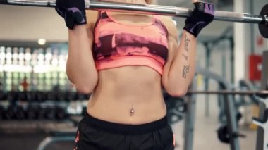 Genç kadının spor salonunda egzersiz egzersiz yapması yerleştirmek