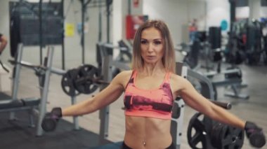 Genç kadının spor salonunda egzersiz egzersiz yapması yerleştirmek