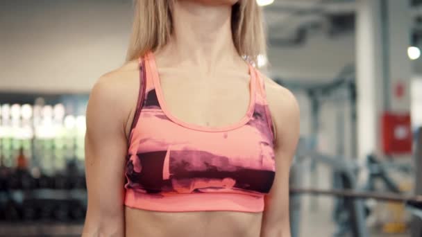 Giovane donna in forma che fa esercizio fisico in palestra — Video Stock