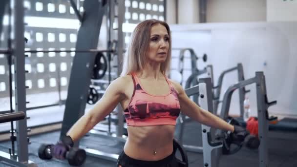 Genç kadının spor salonunda egzersiz egzersiz yapması yerleştirmek — Stok video