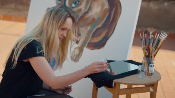 Νεαρή γυναίκα καλλιτέχνης χρώμα σχεδίου στο σπίτι στέγη — Αρχείο Βίντεο