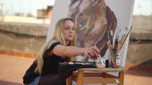 Fiatal nő festék művész rajz otthon tető