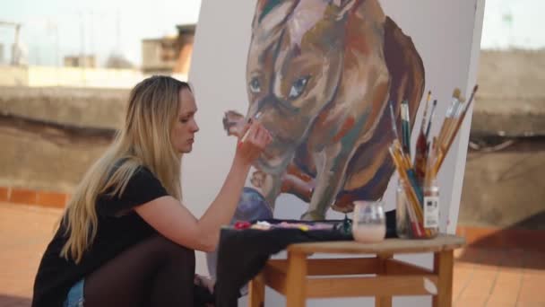 Mujer joven pintura artista dibujo en casa techo — Vídeos de Stock