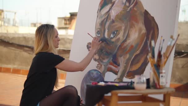 Jeune femme peintre dessin à la maison toit — Video