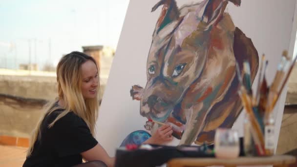 Ung kvinnemalerier tegner på taket – stockvideo