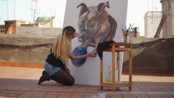 Mujer joven pintura artista dibujo en casa techo — Vídeos de Stock