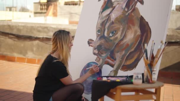 Junge Frau malt Zeichnung zu Hause Dach — Stockvideo