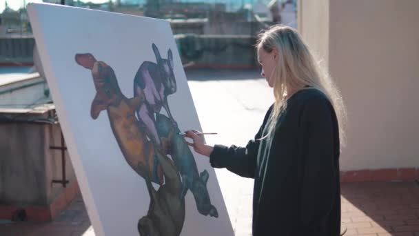 Jovem artista pintura mulher desenho em casa telhado — Vídeo de Stock