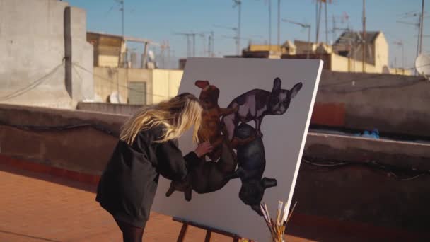 Fiatal nő festék művész rajz otthon tető — Stock videók