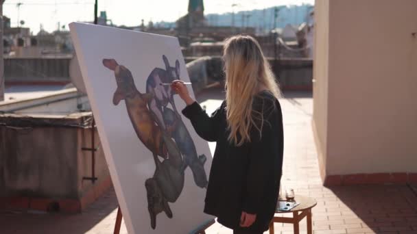 年轻的妇女绘画艺术家画在屋顶 — 图库视频影像