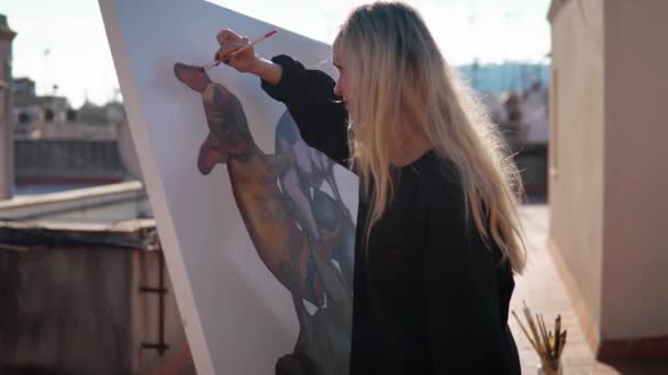 年轻的妇女绘画艺术家画在屋顶 — 图库视频影像
