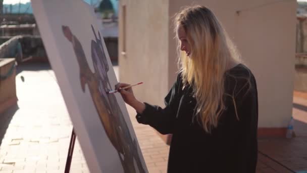 Una Joven Pintora Que Viene Dibujar Casa Foto Bulldog Sobre — Vídeos de Stock