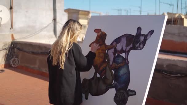 Jeune femme peintre dessin à la maison toit — Video