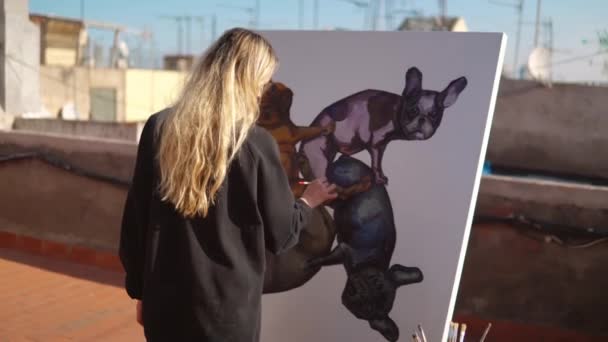 Mladá žena umělec Malování kreslení doma střecha — Stock video
