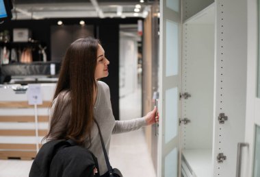 kendini bulma yeni mobilya, genç güzel kadın gardırop