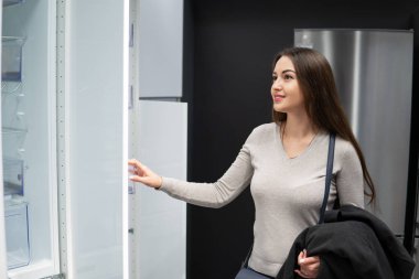 kendini bulma yeni mobilya, genç güzel kadın gardırop