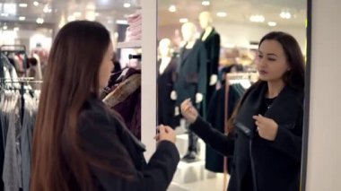 Teftiş ve havlu süpermarkette satın alma kadın müşteri