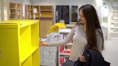 güzel kadın kendini yeni mobilya bulma