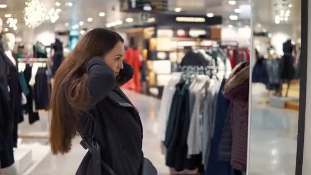 Feminino Inspeção de clientes e compra de toalhas no supermercado — Vídeo de Stock