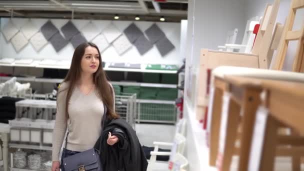 Hermosa mujer encontrando nuevos muebles — Vídeo de stock