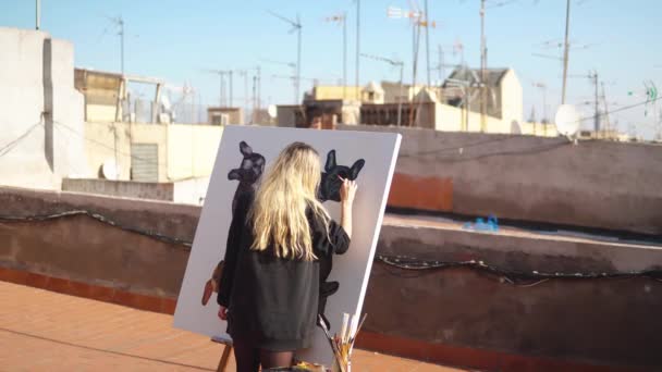 Jonge Vrouw Verf Kunstenaar Tekening Thuis Dak Foto Van Bulldog — Stockvideo