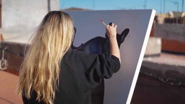 Jeune femme peintre dessin à la maison toit — Video