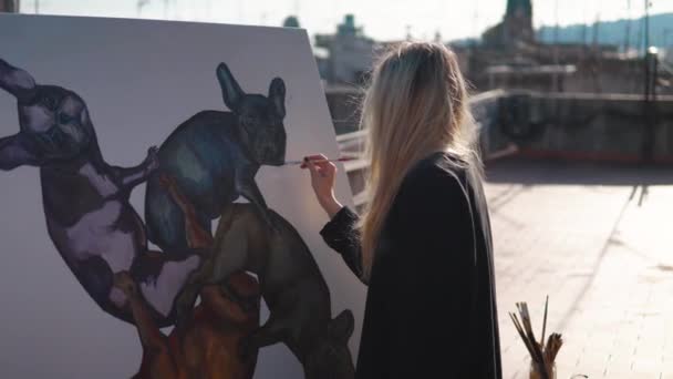 家庭で屋根を引く若い女性ペイント アーティスト — ストック動画