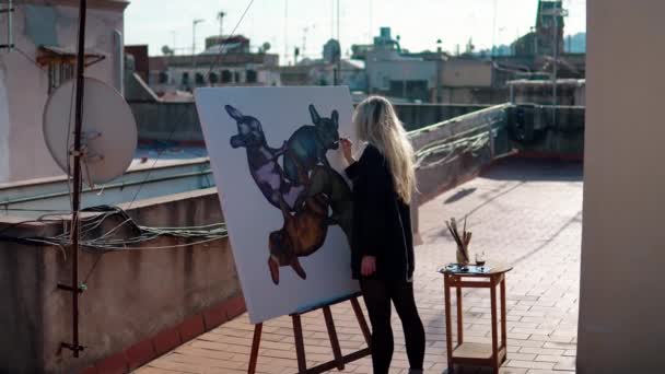 Jovem artista pintura mulher desenho em casa telhado — Vídeo de Stock