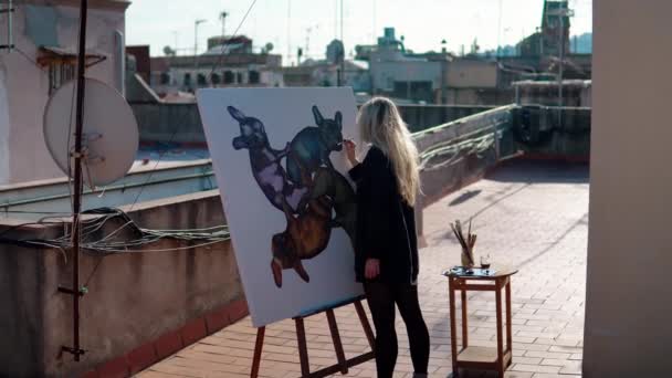 Fiatal nő festék művész rajz otthon tető
