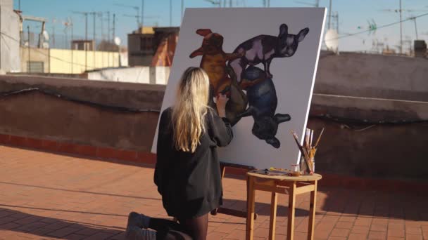 Genç kadın boya sanatçı evde çatı çizim — Stok video