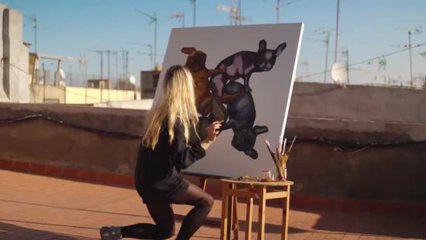 Giovane donna pittura artista disegno a casa tetto — Video Stock