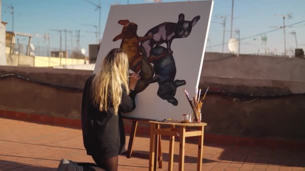 Mujer joven pintura artista dibujo en casa techo — Vídeo de stock