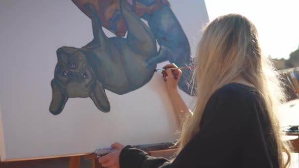 Jovem artista pintura mulher desenho em casa telhado — Vídeo de Stock