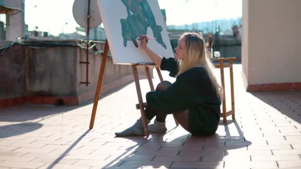 젊은 여성 페인트 예술가 집에서 지붕 그리기 — 비디오