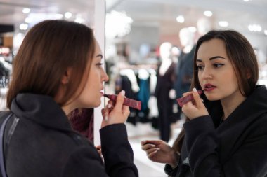 poz ve makyaj aynası önünde kadın