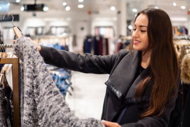 kadın kendini bir mağaza süpermarkette yeni elbiseler bulma