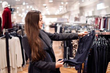 kadın kendini bir mağaza süpermarkette yeni elbiseler bulma