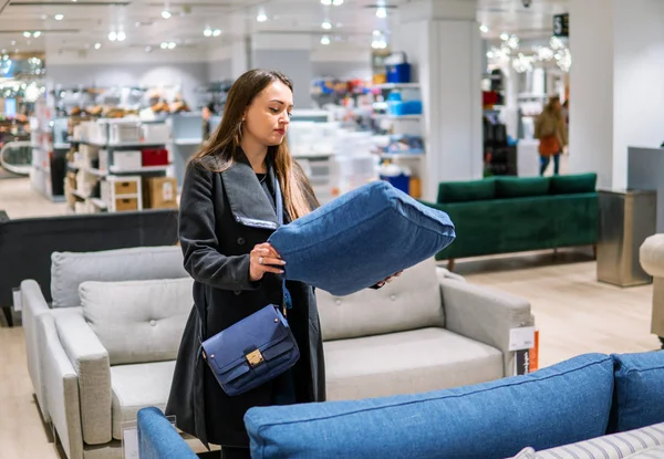 Mulher cliente comprando móveis novos - sofá ou sofá em uma loja — Fotografia de Stock