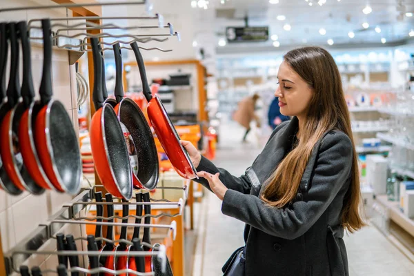 Jovem Bela Mulher Escolher Frigideira Utensílio Pratos Uma Loja Supermercado — Fotografia de Stock