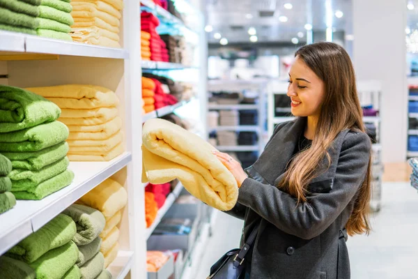 Mulher encontrar-se novas toalhas em uma loja supermercado — Fotografia de Stock