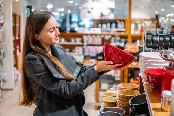 Jovem Bela Mulher Escolher Pratos Prato Utensílio Jantar Uma Loja — Fotografia de Stock