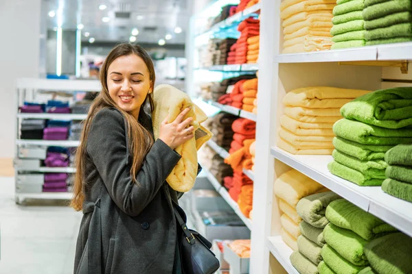 Mulher encontrar-se novas toalhas em uma loja supermercado — Fotografia de Stock