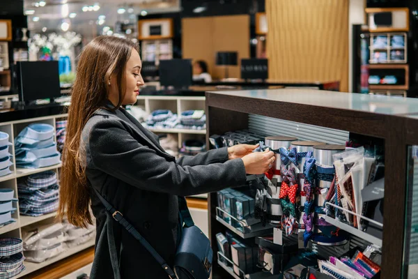 Mulher encontrar um presente bowtie em um supermercado loja — Fotografia de Stock