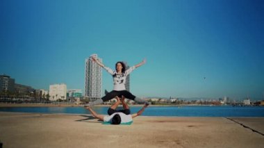 Güzel çift sabah acro yoga uygulamak