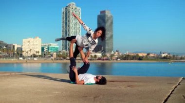 Güzel çift sabah acro yoga uygulamak